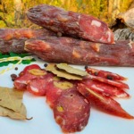 Ковбаса з оливками та фісташками